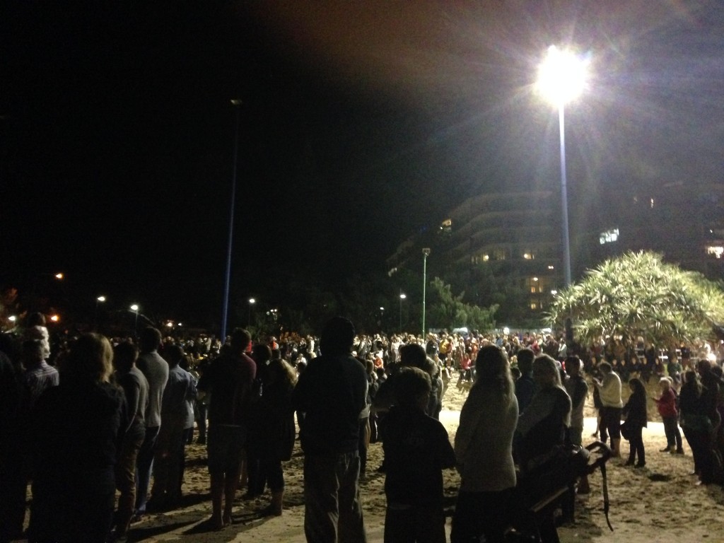 anzac -day-2015-mooloolaba-people-gather-never-forget